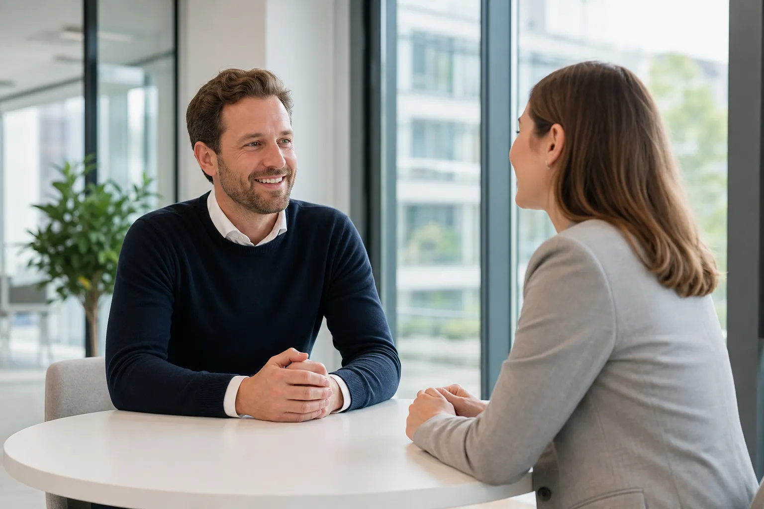 Verkäufer und Kunde in der Kontaktphase eines Verkaufsgesprächs im modernen Büro